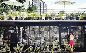 Murals Hostel And Cafe